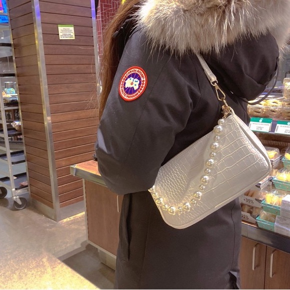 White Moonlowa Shoulder Bag with Pearl Straps💕 - Picture 5 of 10